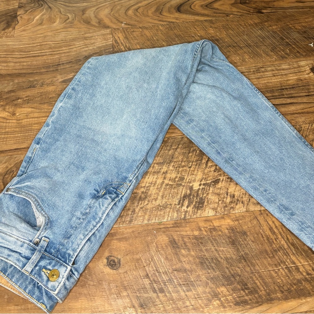 Women’s size 6 H&M light washed high rise jeans.